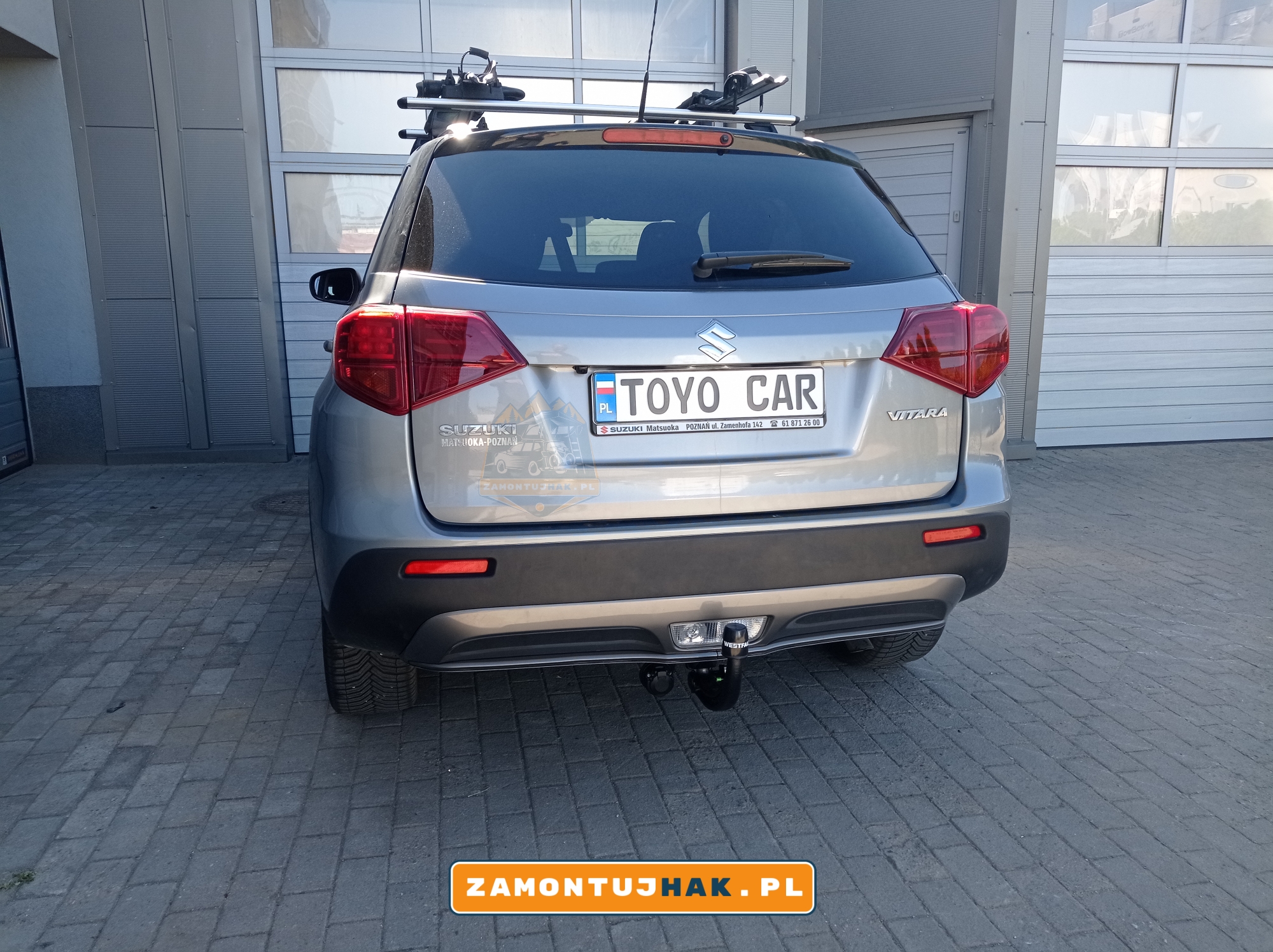 Suzuki Vitara 2018 z zamontowanym hakiem holowniczym Westfalia A40V i dedykowaną instalacją elektryczną 13-biegunową.